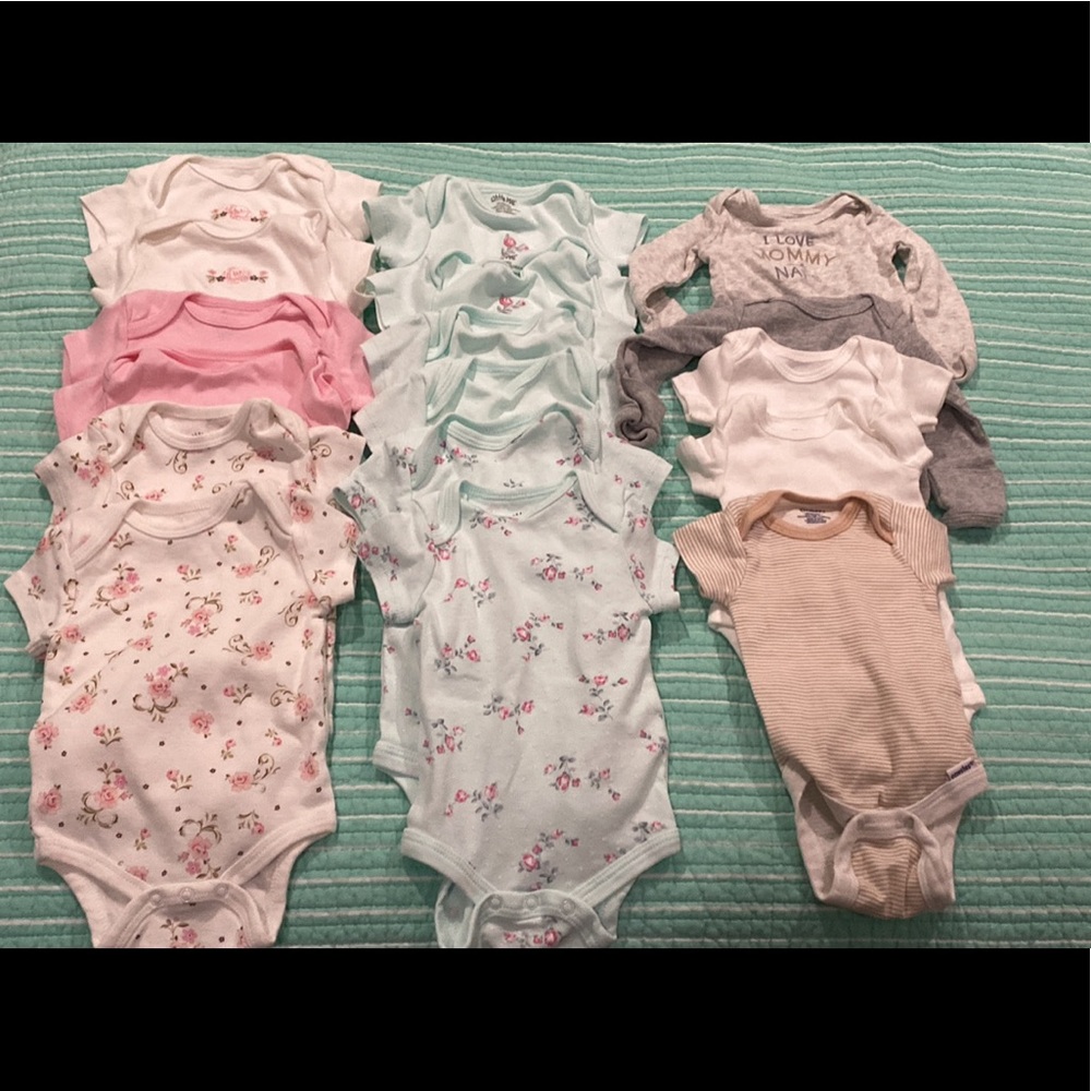17 newborn bodysuits- 15 short sleeve and 2 long sleeve- no stains or holes